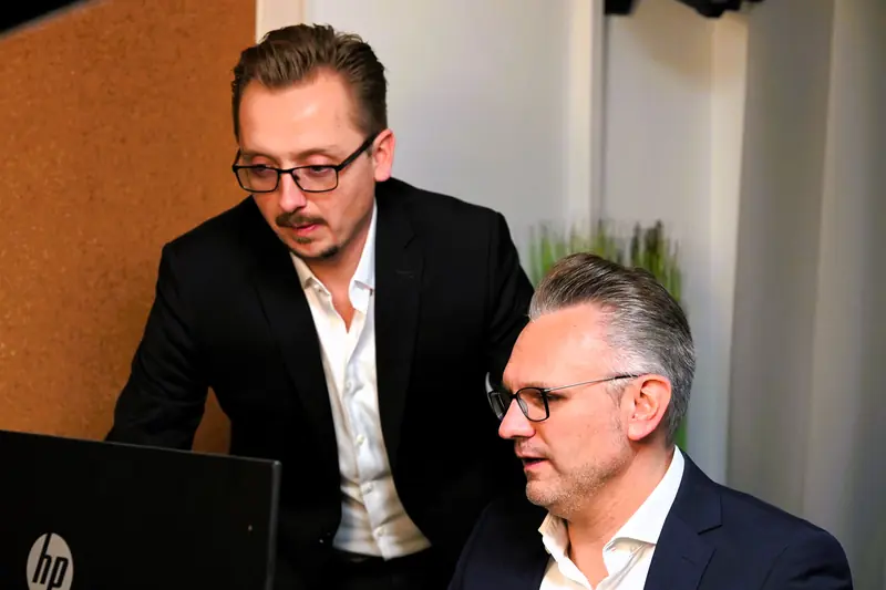 Mathias Ebert und Andreas Neudorf bei der gemeinsamen Arbeit